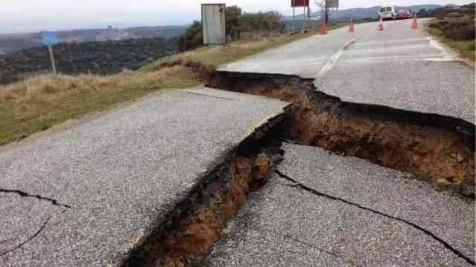 Φθιώτιδα: Κόπηκε ο δρόμος στα δύο – Αποκλεισμένα χωριά στην περιοχή της Υπάτης